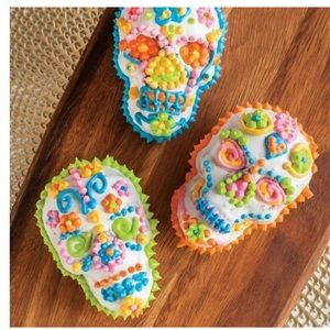 Nordic Ware Halloween ☠️ skull shaped cupcake/muffin pan- high quality metal